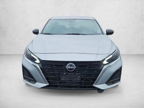 Used 2024 Nissan Altima 2.5 SV FWD image 2