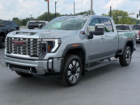 Used 2025 GMC Sierra 3500 Denali w/ Technology Package AWD/4WD image 4
