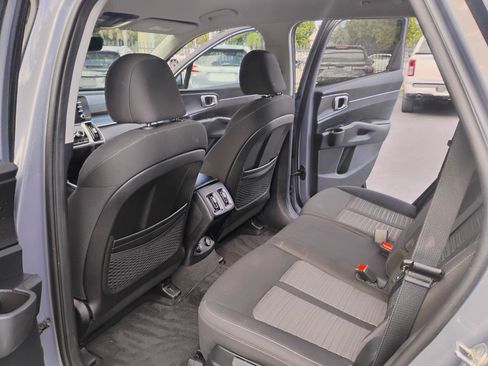 Used 2023 Kia Sorento LX image 9