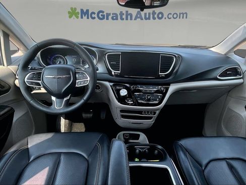 Used 2024 Chrysler Pacifica Touring-L FWD image 9