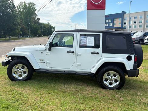 Used 2015 Jeep Wrangler Unlimited Sahara w/ Connectivity Group AWD/4WD image 9