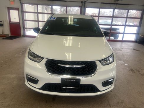 New 2026 Chrysler Pacifica Select image 2