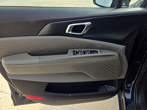 Used 2025 Kia Carnival FWD image 14