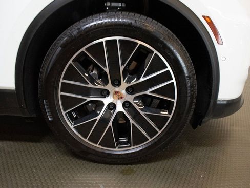 Certified 2025 Porsche Macan 4 Electric AWD/4WD image 16