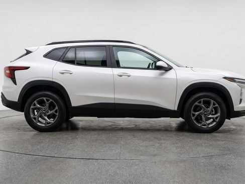 Used 2025 Chevrolet Trax LT FWD image 11