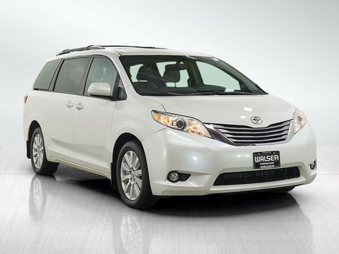 Used 2017 Toyota Sienna XLE w/ XLE Navigation Package AWD/4WD image 7