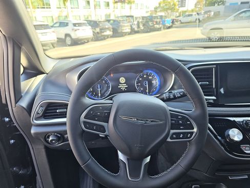 New 2026 Chrysler Pacifica Select image 25