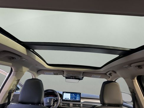 New 2026 Lincoln Corsair Premiere image 11