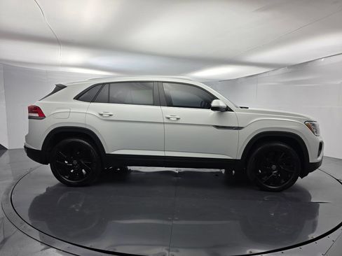 Used 2024 Volkswagen Atlas Cross Sport SE FWD image 3