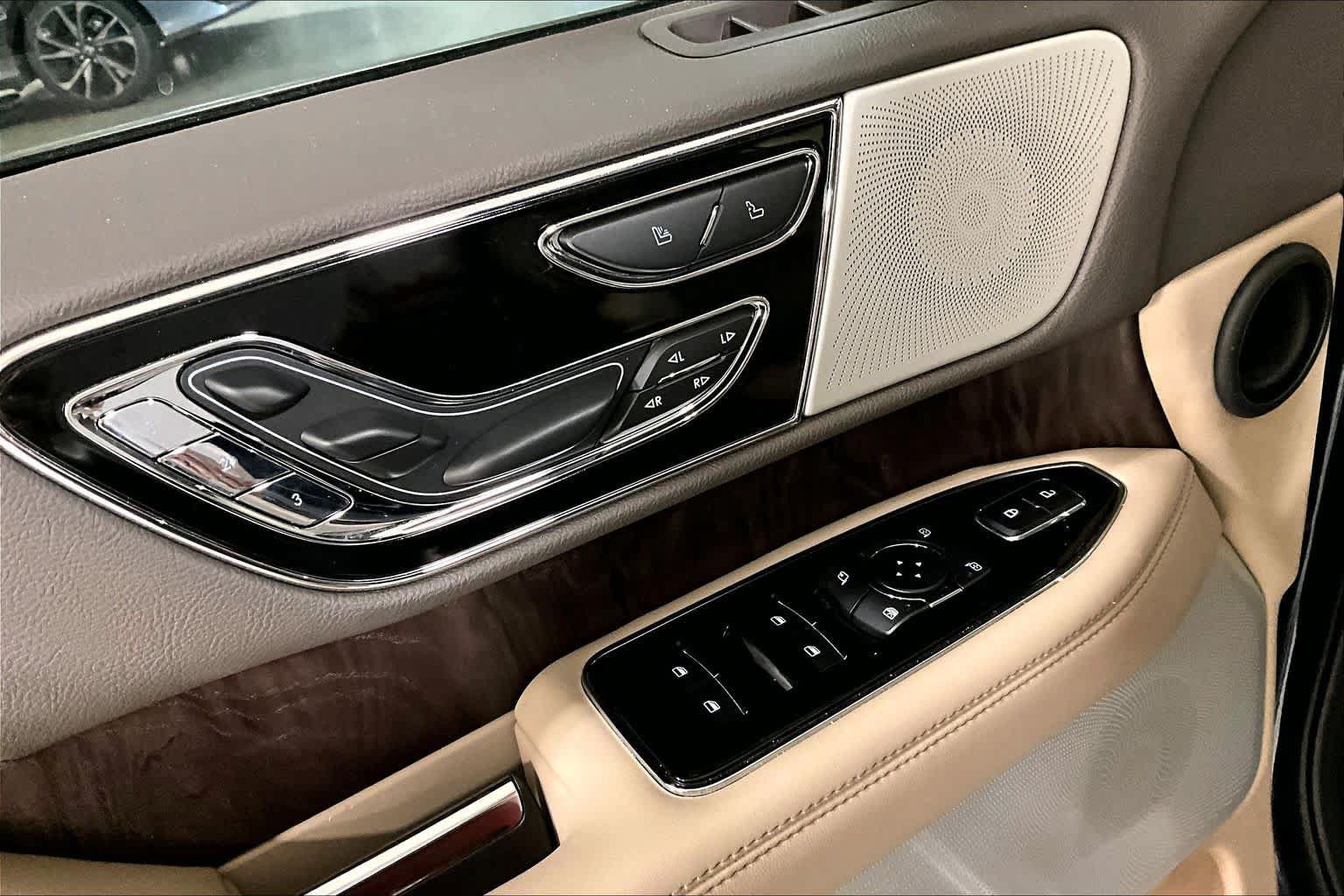 Used 2022 Lincoln Navigator Reserve AWD/4WD image 14