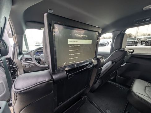 New 2026 Chrysler Pacifica Select FWD image 18