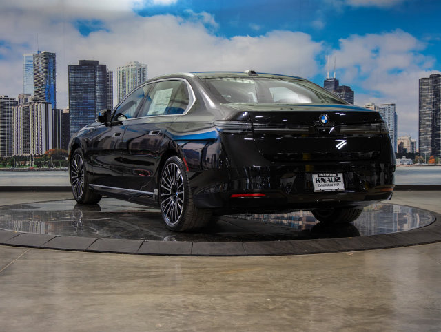 Used 2027 BMW i7 xDrive50 AWD/4WD image 7