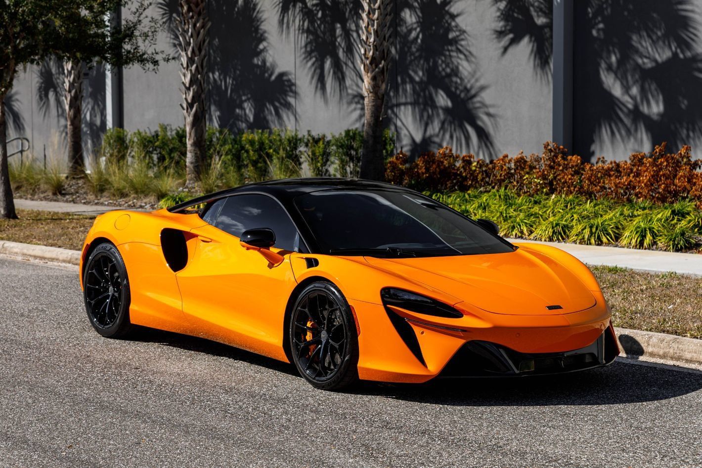 Used 2025 McLaren Artura RWD image 8