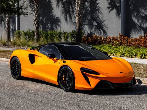 Used 2025 McLaren Artura RWD image 8