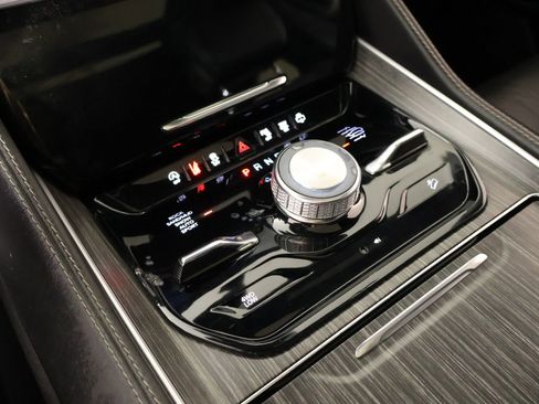 Used 2022 Jeep Wagoneer Series III w/ Premium Group I AWD/4WD image 9