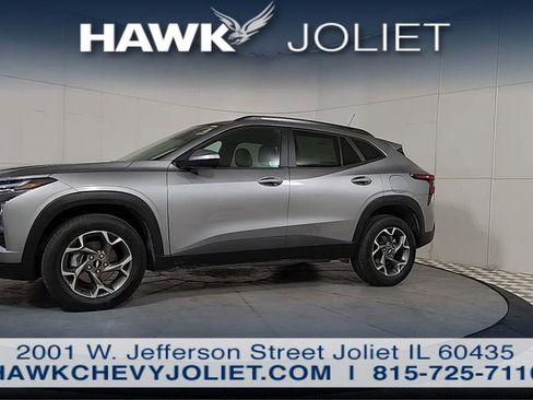 Used 2025 Chevrolet Trax LT w/ LT Convenience Package FWD image 3