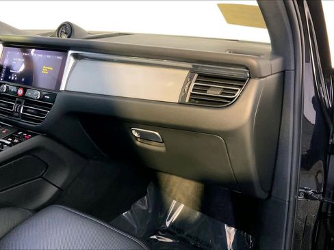 Used 2025 Porsche Macan image 22