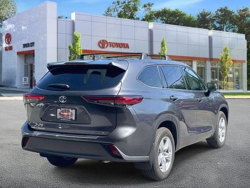 Used 2022 Toyota Highlander LE AWD/4WD image 6