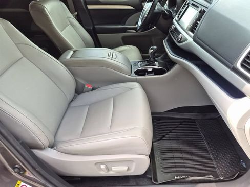 Used 2018 Toyota Highlander XLE AWD/4WD image 23