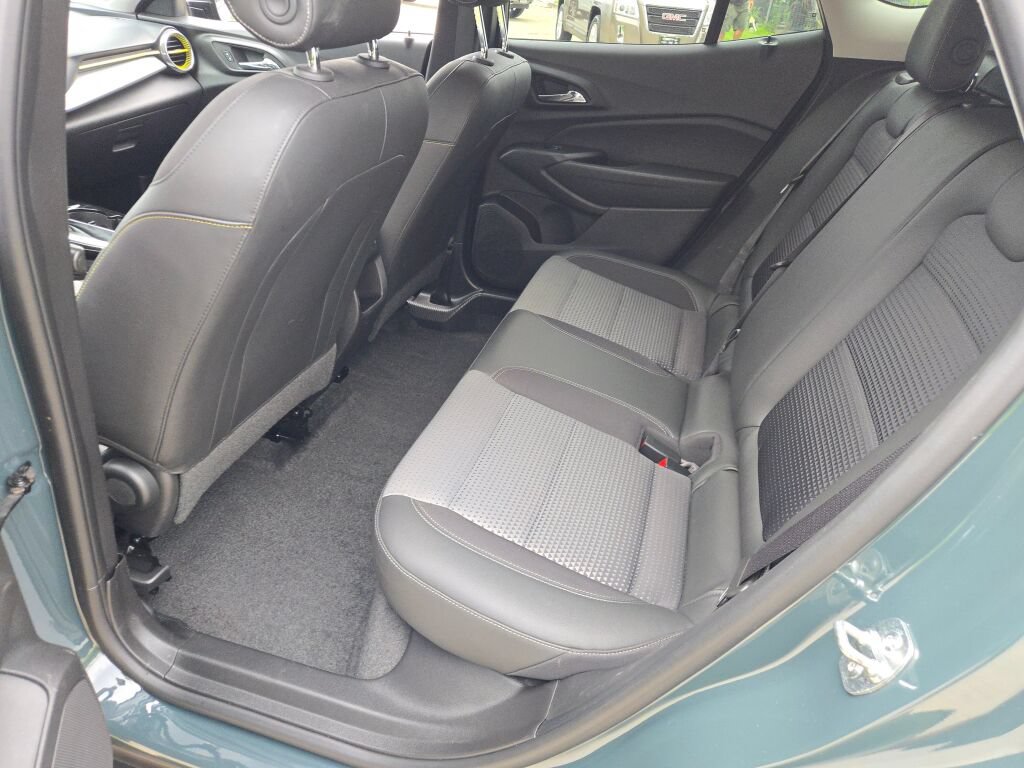 Used 2025 Chevrolet Trax LT FWD image 21