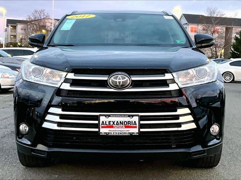 Used 2017 Toyota Highlander XLE image 3