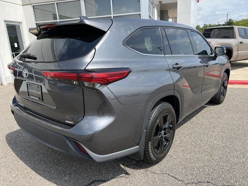 Used 2021 Toyota Highlander L AWD/4WD image 25