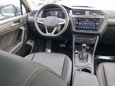 Certified 2024 Volkswagen Tiguan SE FWD image 10