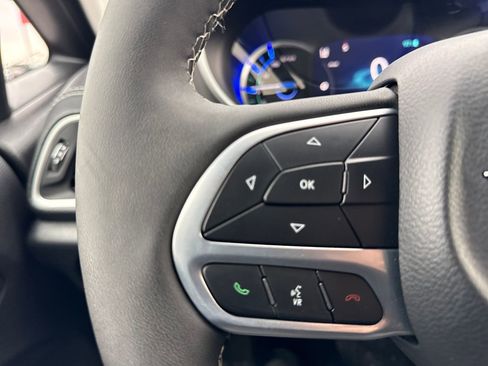 Used 2025 Chrysler Pacifica Select w/ Uconnect Theater Family Group image 30