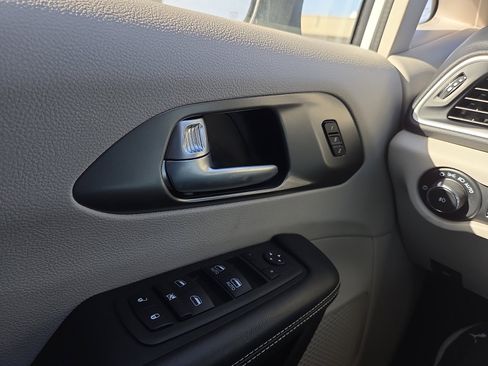 Used 2023 Chrysler Pacifica Touring-L image 17