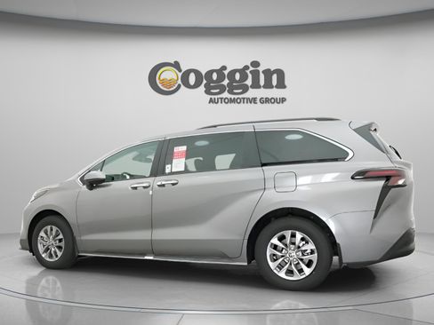 New 2026 Toyota Sienna XLE FWD image 7