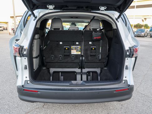 Certified 2026 Toyota Sienna XLE FWD image 36