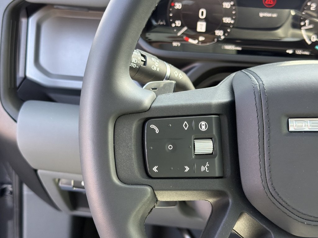 Used 2025 Land Rover Defender 110 V8 AWD/4WD image 22