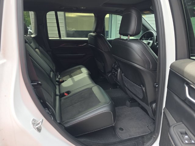 Used 2025 Jeep Grand Cherokee Altitude RWD image 27