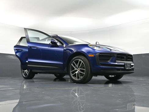 Certified 2025 Porsche Macan AWD/4WD image 36