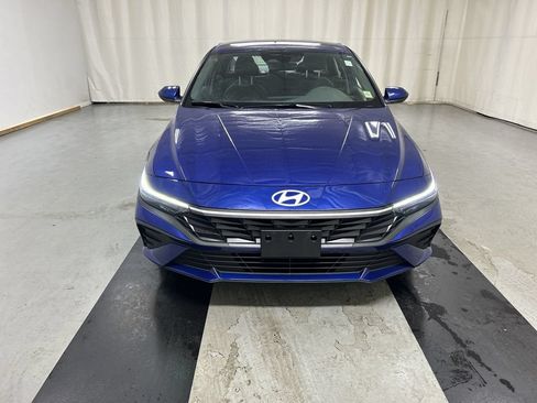 Used 2025 Hyundai Elantra SE FWD image 3