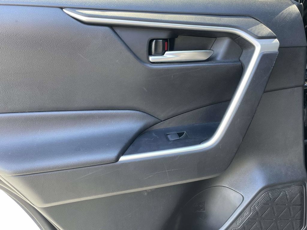 Used 2021 Toyota RAV4 XLE FWD image 14