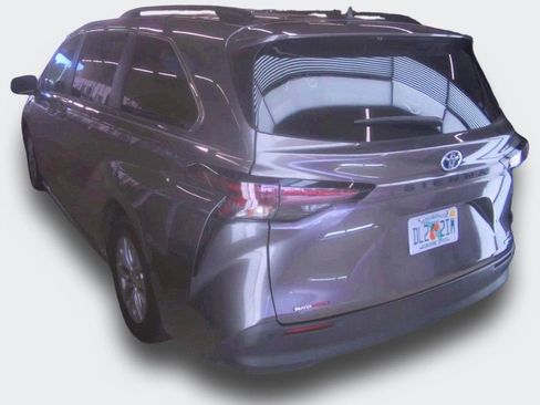 Used 2023 Toyota Sienna XLE FWD image 4