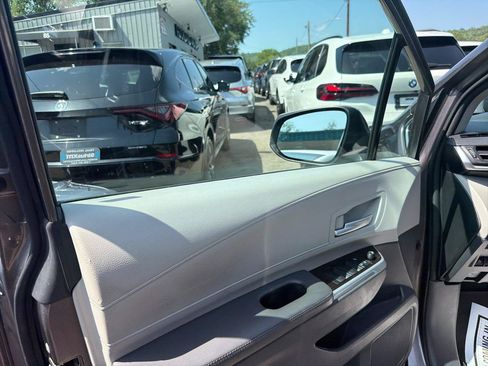 Used 2021 Toyota Sienna XLE FWD image 32