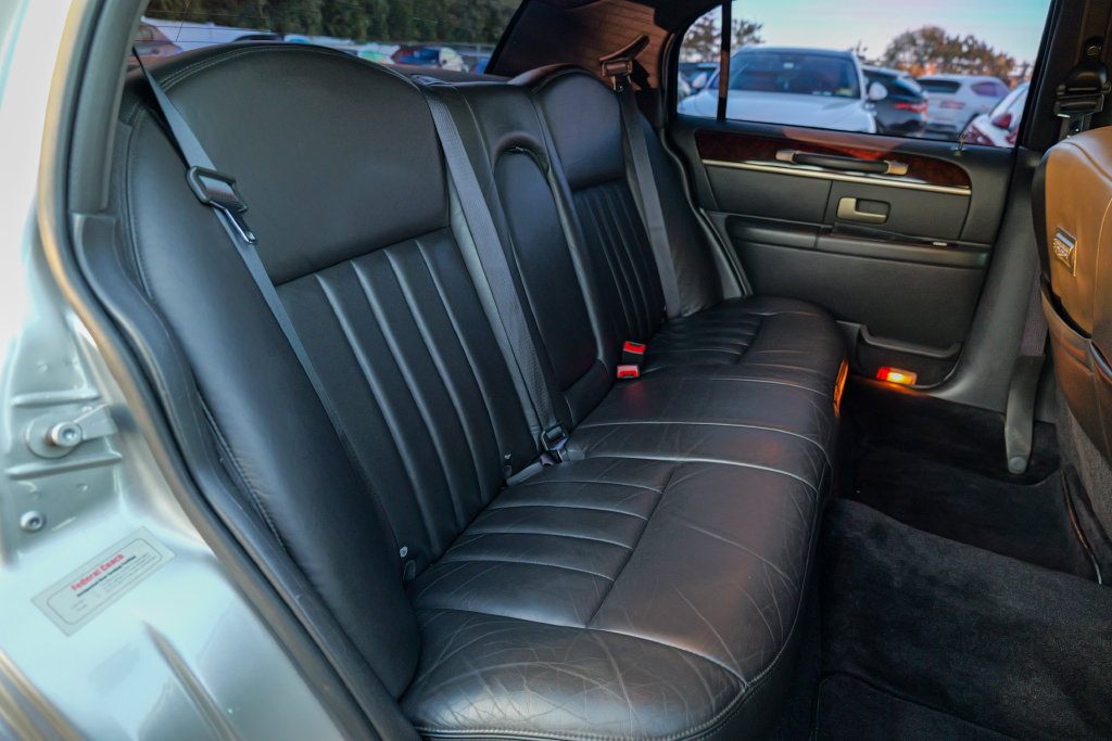 Used 2008 Lincoln Town Car Executive RWD image 35
