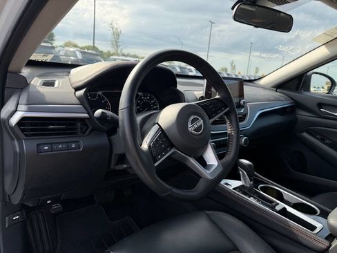 Used 2025 Nissan Altima 2.5 SR FWD image 10
