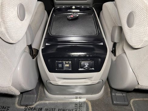 Used 2019 Toyota Sienna LE FWD image 28