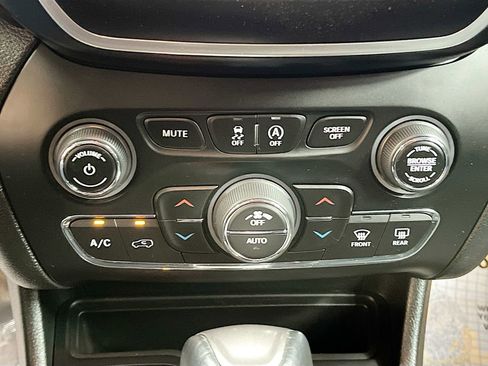 Used 2022 Jeep Cherokee Latitude Lux FWD image 15