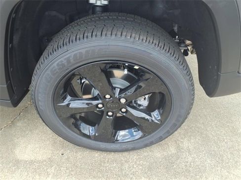 New 2025 Jeep Grand Cherokee Altitude image 18