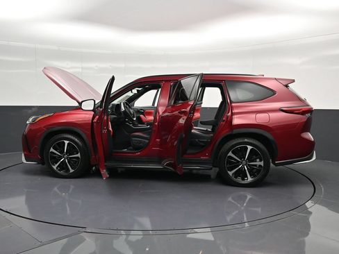 Used 2021 Toyota Highlander XSE FWD image 40