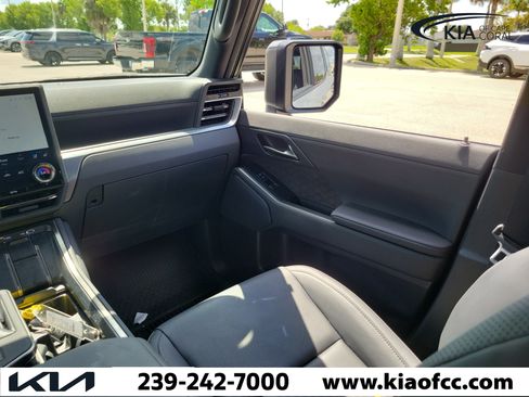 Used 2024 Lexus GX 550 w/ Accessory Package (Z1) AWD/4WD image 17