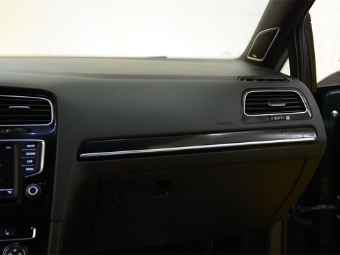 Used 2017 Volkswagen GTI SE image 17