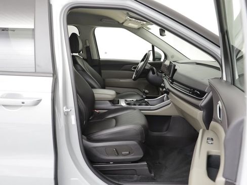 Used 2025 Kia Carnival EX FWD image 20
