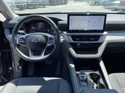 Used 2025 Ford Explorer Active AWD/4WD image 4