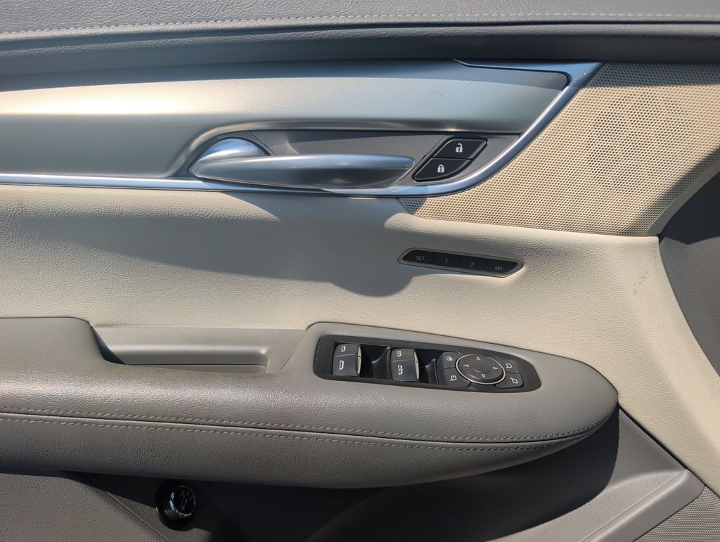 Used 2018 Cadillac XT5 Luxury w/ Driver Awareness Package FWD image 10
