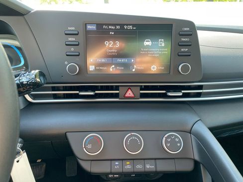 Certified 2025 Hyundai Elantra SE image 46